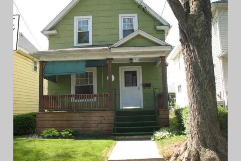 The Oakwood Cottage- With Private Yard & Parking, Minutes From Falls & Casino By Niagara Hospitality Niagara Falls Bagian luar foto