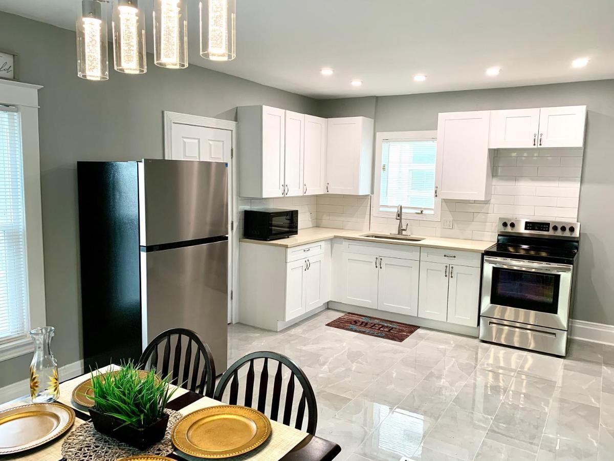 The Oakwood Cottage- With Private Yard & Parking, Minutes From Falls & Casino By Niagara Hospitality Niagara Falls Bagian luar foto