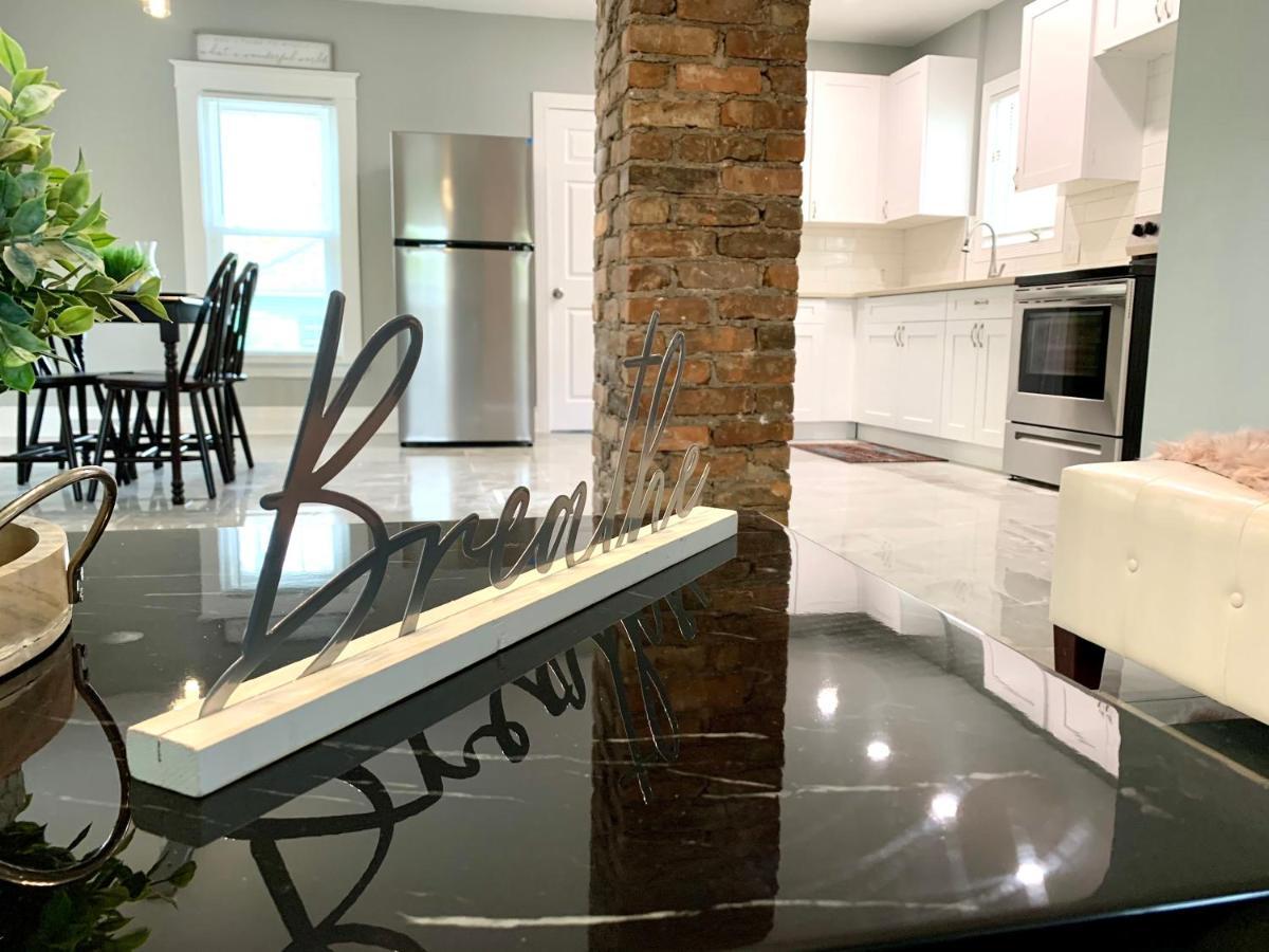The Oakwood Cottage- With Private Yard & Parking, Minutes From Falls & Casino By Niagara Hospitality Niagara Falls Bagian luar foto