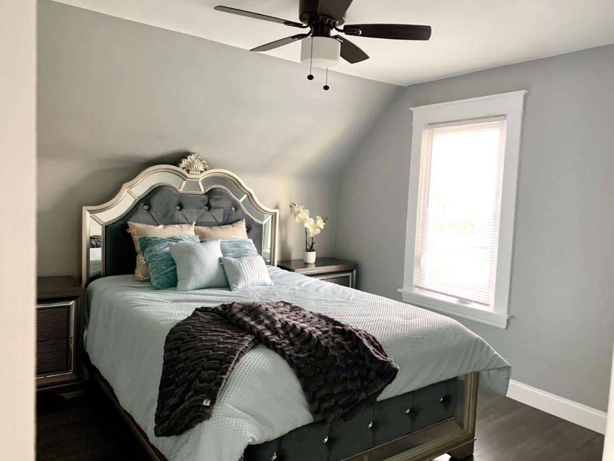 The Oakwood Cottage- With Private Yard & Parking, Minutes From Falls & Casino By Niagara Hospitality Niagara Falls Bagian luar foto