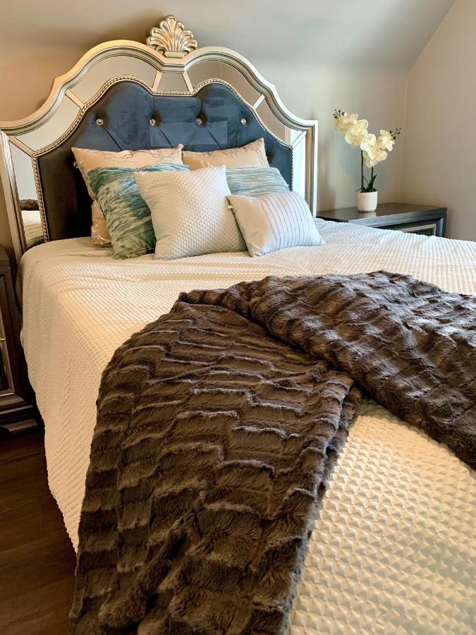 The Oakwood Cottage- With Private Yard & Parking, Minutes From Falls & Casino By Niagara Hospitality Niagara Falls Bagian luar foto